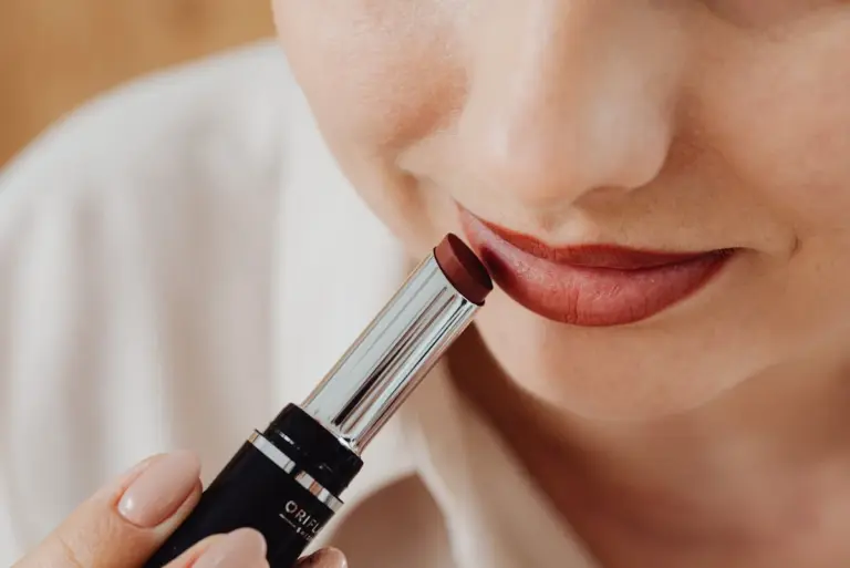 Rossetto Intatto: i segreti per un colore che dura tutto il giorno