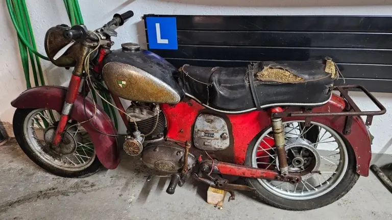 Vecchie Puch SVS 175 del '57: Barbara cerca foto per un restauro da record