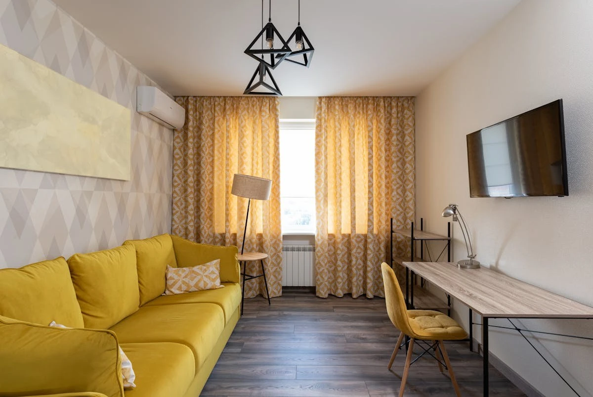 4 tipi di tende che invecchiano istantaneamente la tua casa moderna