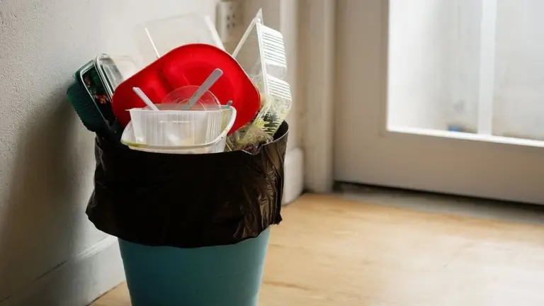 5 Oggetti in Cucina Che Dovresti Buttare Subito (e Perché)