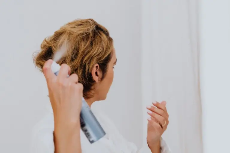 9 usi sorprendenti dello spray per capelli che non ti aspettavi