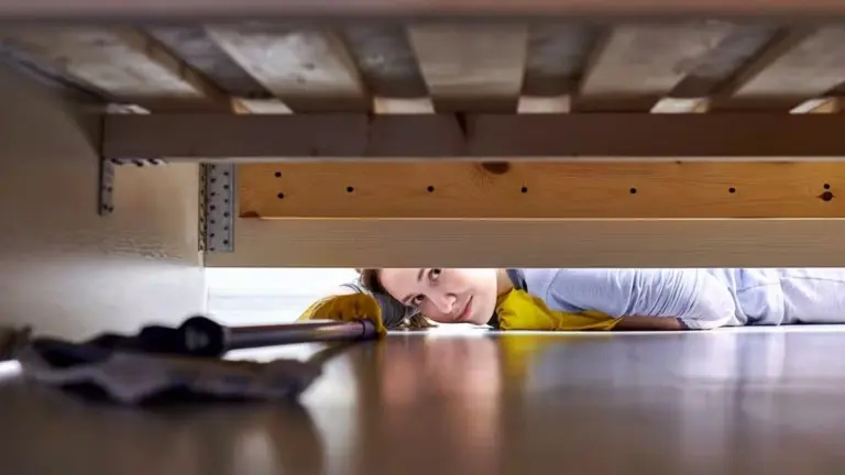 Aceto bianco sotto il letto: il trucco geniale che sta conquistando le case