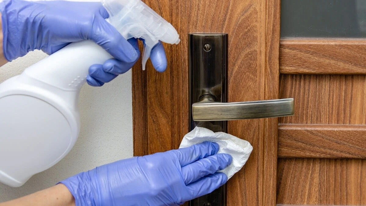 Aceto sulla porta d'ingresso: il trucco semplice che gli italiani usano (e non solo per il profumo)
