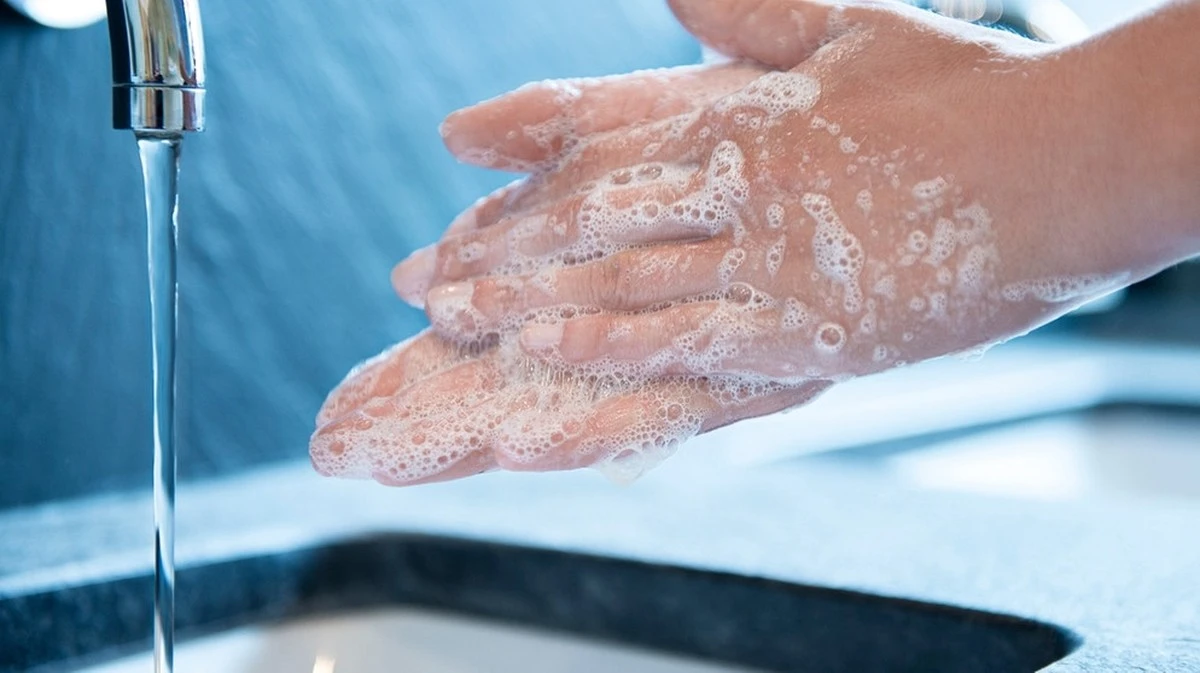 Acqua fredda o calda: quale temperatura lava davvero le mani?