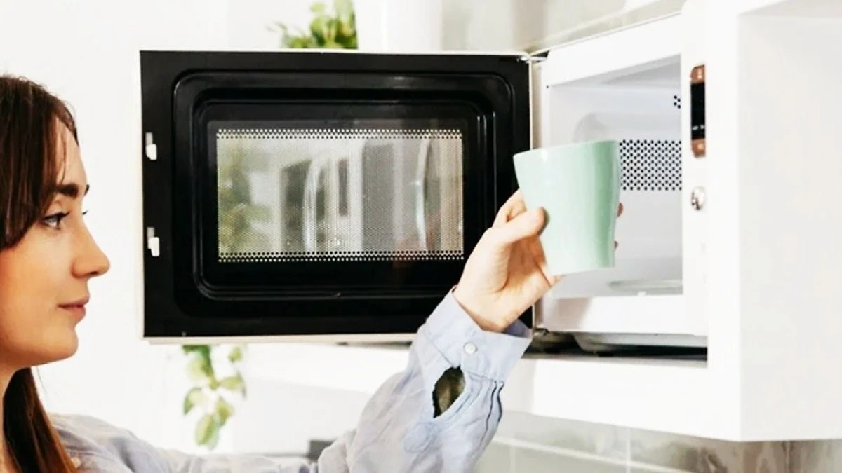 Acqua o latte nel microonde: il rischio nascosto che pochi conoscono