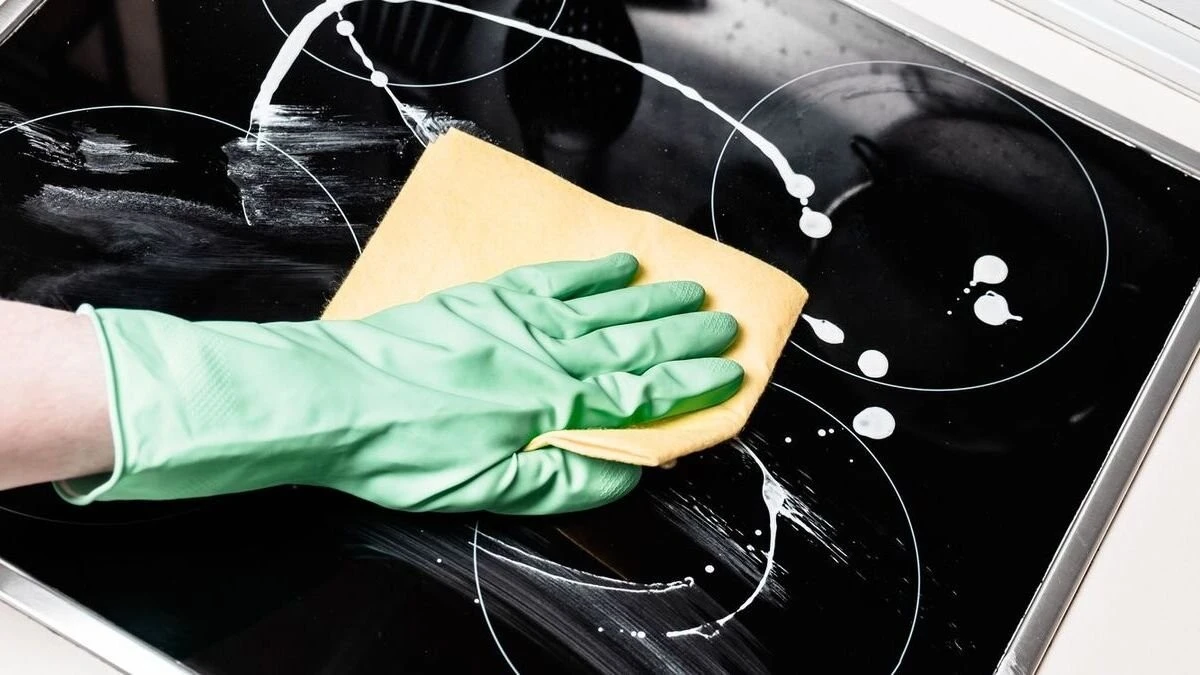 Addio soda e pagliette: questa miscela farà splendere il tuo fornello in 5 minuti