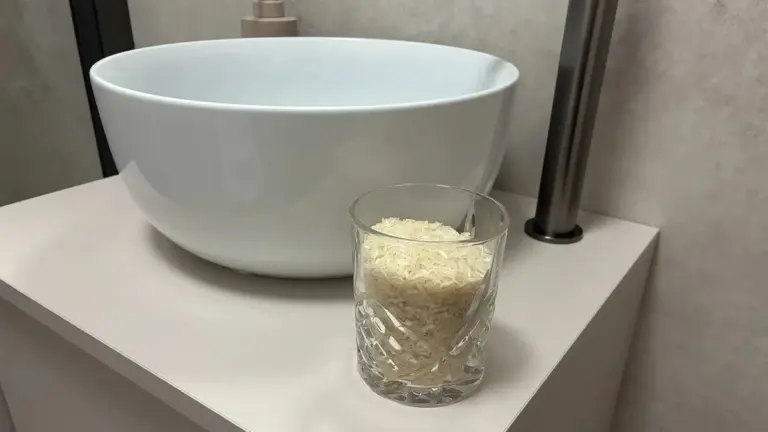 Bagno profumato con riso e oli essenziali: l'alternativa economica ai deodoranti chimici