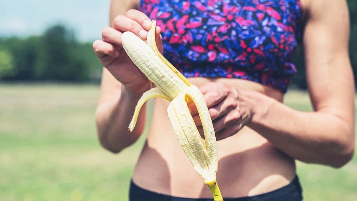 Banana prima del cardio e dei pesi: il trucco che molti ignorano per massimizzare i risultati.