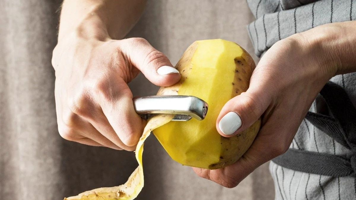 Basta pelare: il trucco geniale per togliere la buccia dalle patate in un solo gesto