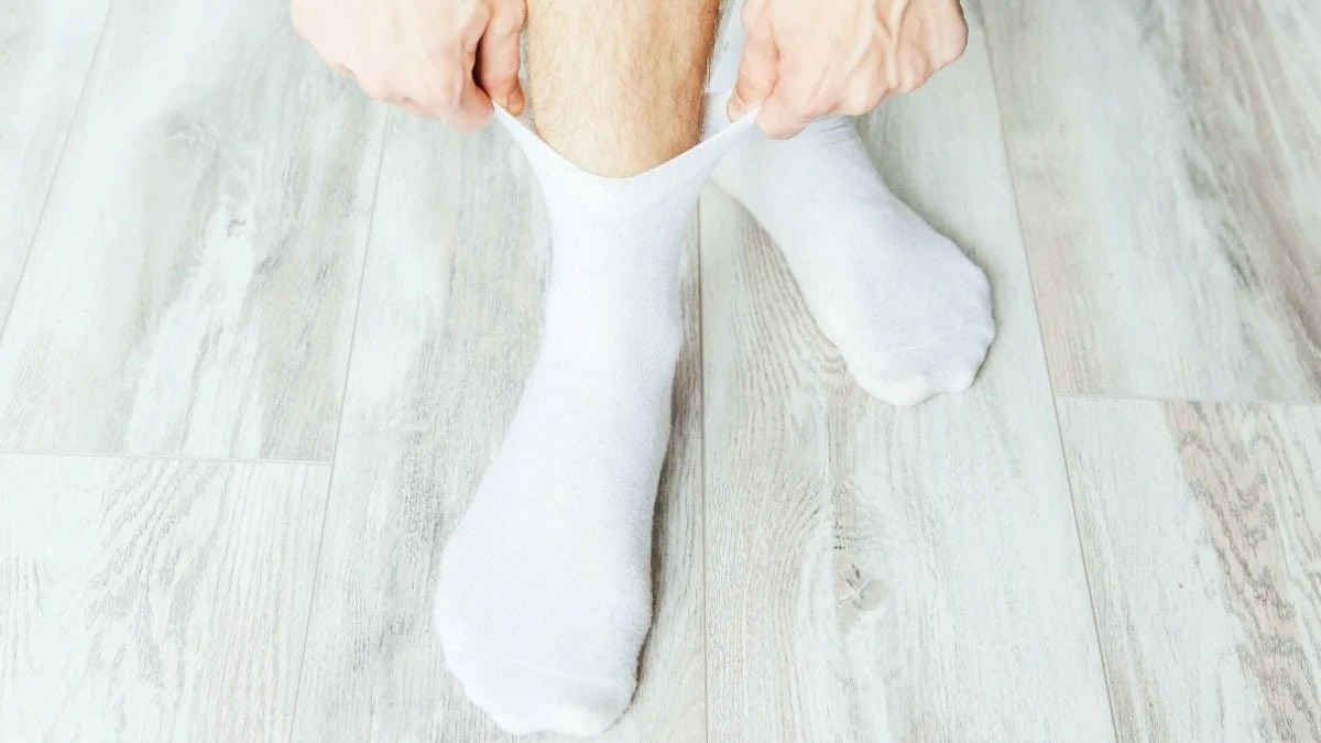 Basta un sapone e il microonde: il trucco da 2 minuti che fa tornare i calzini bianchi come nuovi