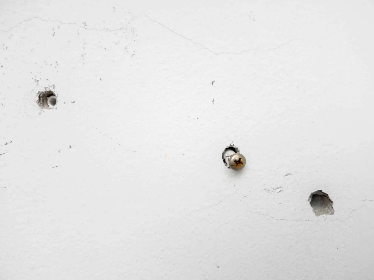 Basta viti che girano a vuoto: l'ingegnoso trucco per fissaggi su legno rovinato