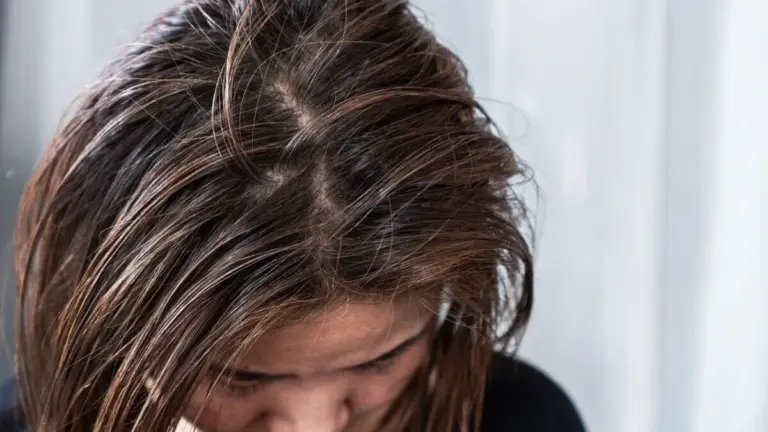 Capelli grassi: l'errore che commetti (quasi) sempre durante il lavaggio, secondo il parrucchiere