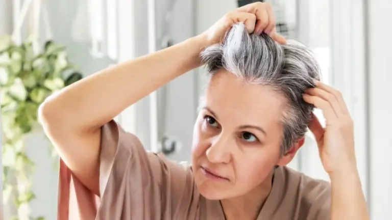 Capelli grigi: 5 cibi che possono ripristinare il colore naturale e il segreto del doppio lavaggio