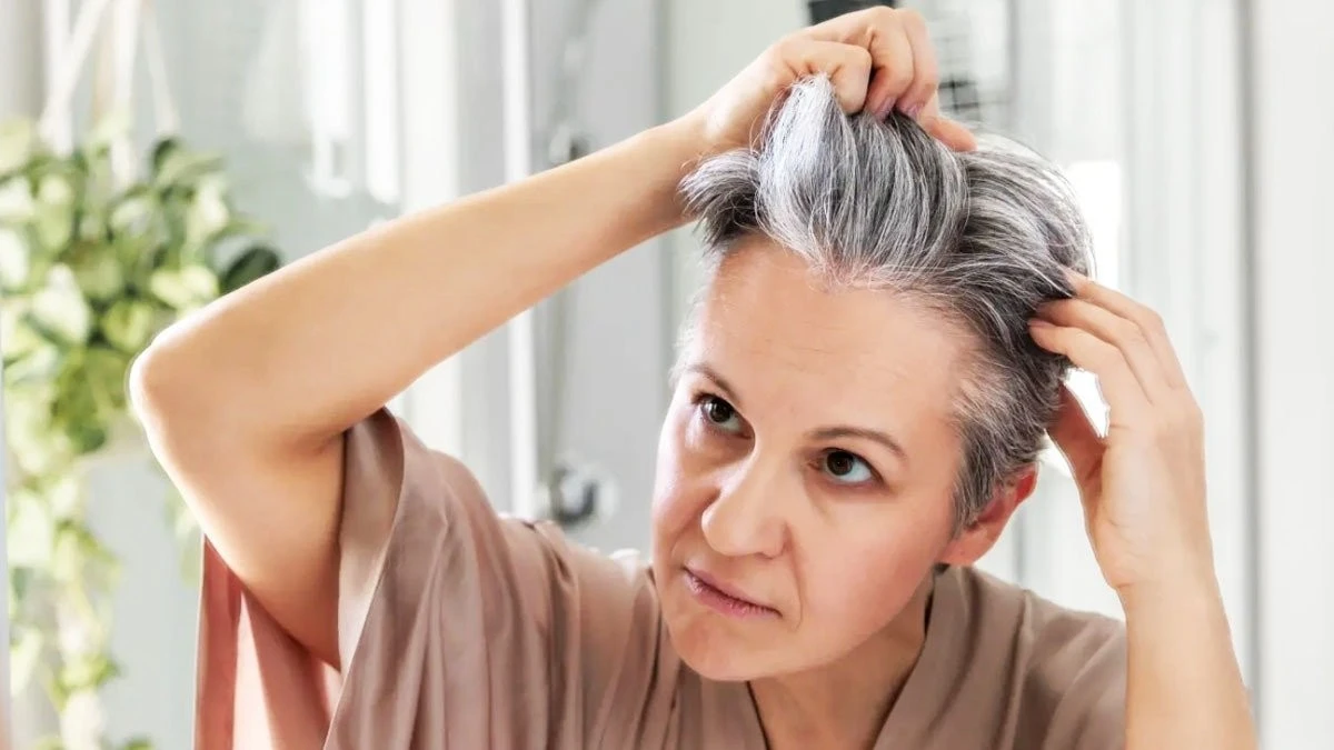 Capelli grigi: 5 cibi che possono ripristinare il colore naturale e il segreto del doppio lavaggio