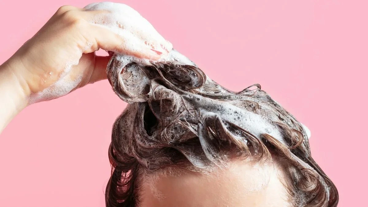 Capelli grigi precoci? L'errore nel lavaggio che li accelera: la tecnica a due passaggi dell'esperto giapponese
