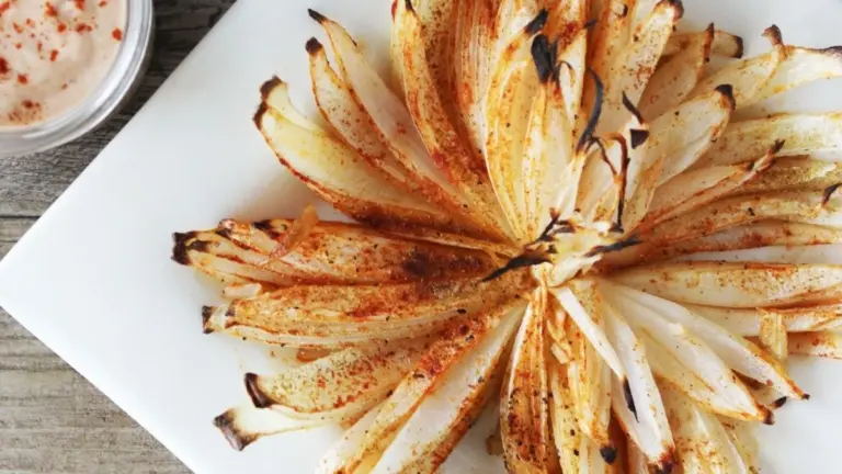Cipolla a fiori: il trucco geniale con gli stuzzicadenti per un antipasto da festa che tutti amano