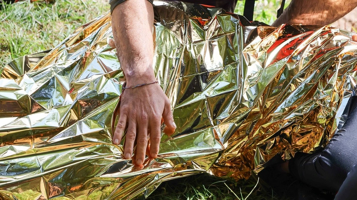 Coperta d'emergenza: oro o argento, quale lato ti scalda e quale ti rinfresca?