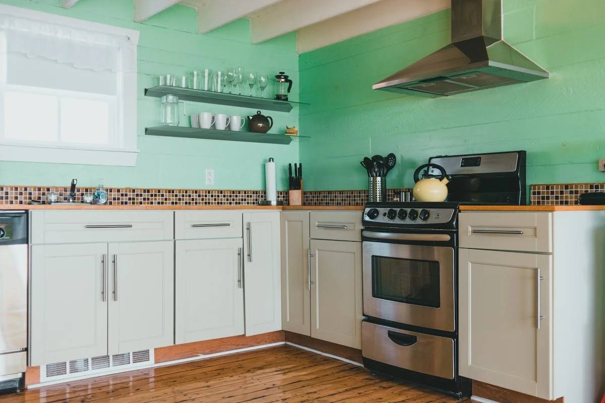 Cucina datata, budget ridotto? 3 idee (veloci) per trasformarla