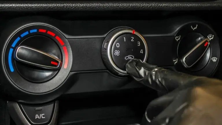 Errore comune in auto: come usare il riscaldamento in inverno senza danneggiare il parabrezza