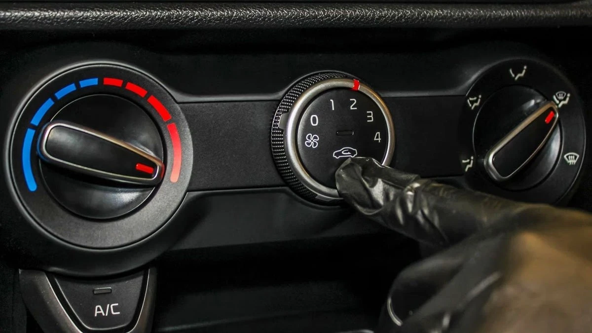 Errore comune in auto: come usare il riscaldamento in inverno senza danneggiare il parabrezza