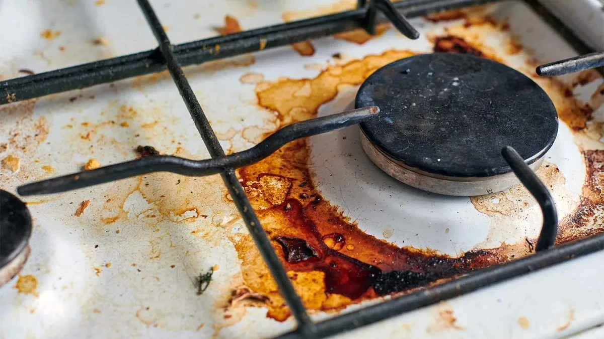 Gratta, sgrassa e lucida: il segreto dei 2 ingredienti per le tue griglie del fornello