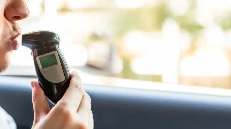 Guida più sicura: l'alcolock e le luci di frenata che rivoluzionano le auto dal 2026