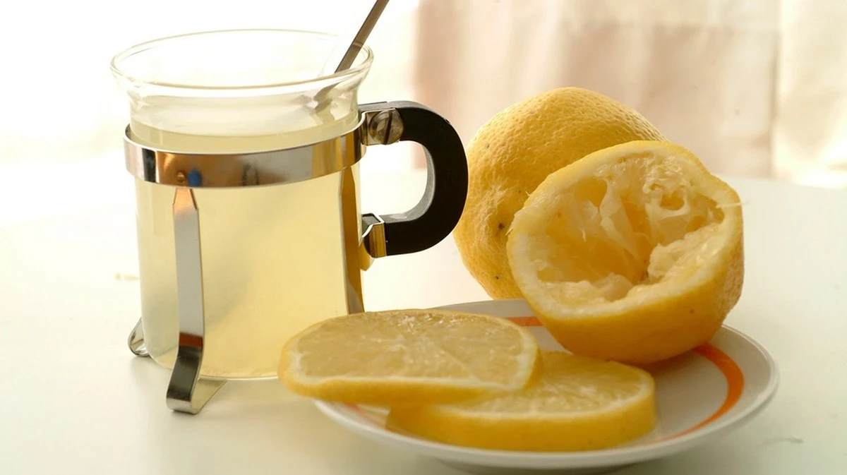 Heiße Zitrone: Il segreto per preservare tutte le vitamine (e perché la versi sbagliata)
