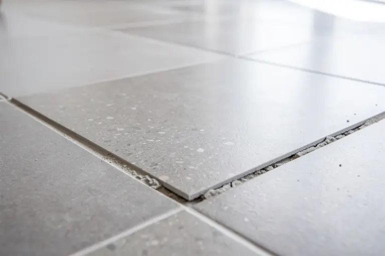 Il carrelage "suona vuoto" sotto i tuoi piedi? Ecco perché devi preoccuparti (e come risolvere senza rompere tutto)