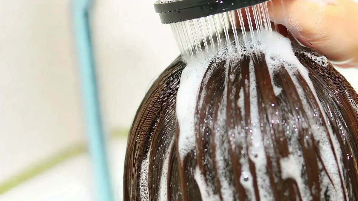 Il doppio lavaggio strategico: la tua arma segreta contro i capelli grigi precoci