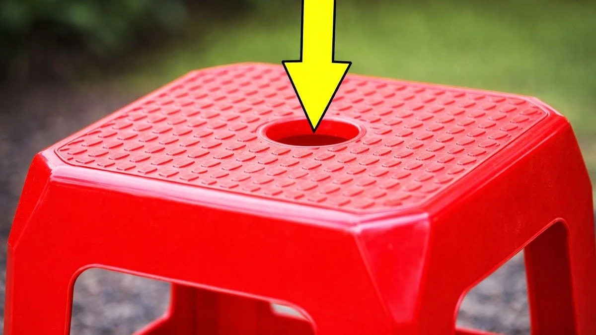 Il mistero della sedia di plastica: quel buco tondo ha uno scopo insospettabile