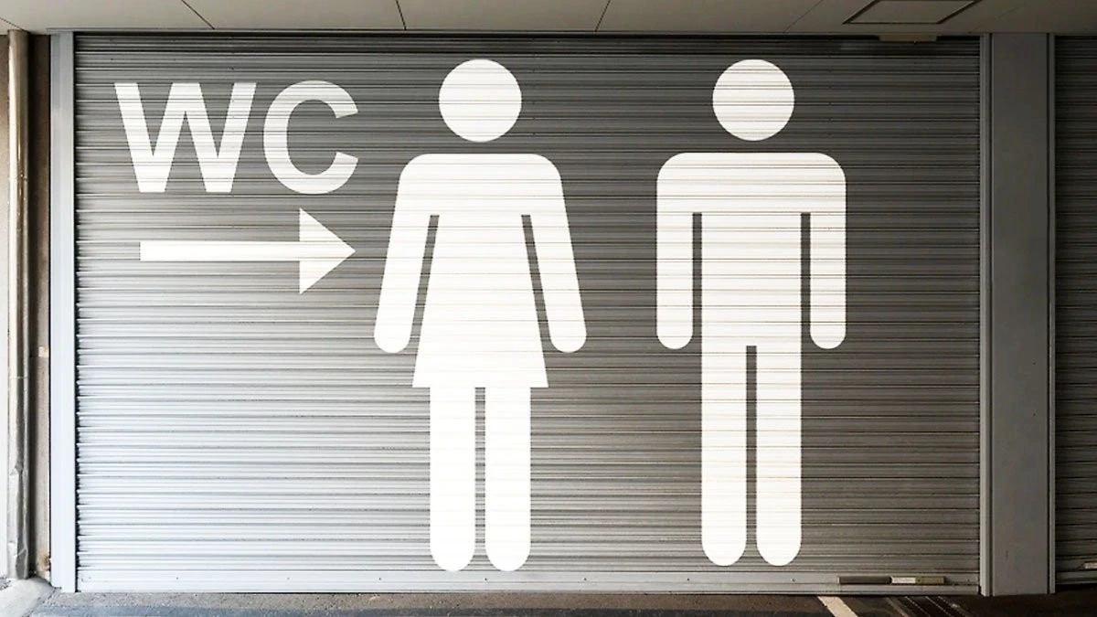 Il Segreto del WC: Cosa nasconde la sigla che tutti ignorano sulle porte dei bagni pubblici