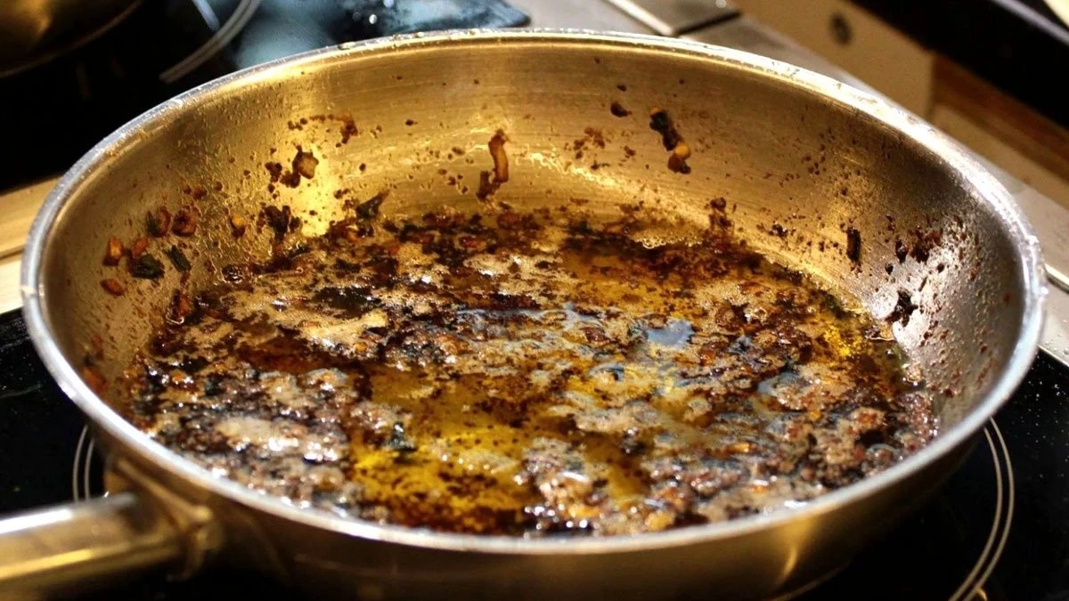 Il segreto per far tornare come nuove le tue padelle antiaderenti: un trucco casalingo in 3 mosse