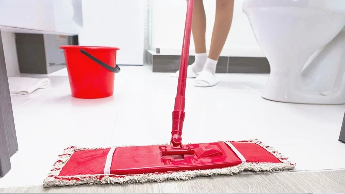 Il segreto per un pavimento del bagno immacolato: l'alcol diventa il tuo alleato