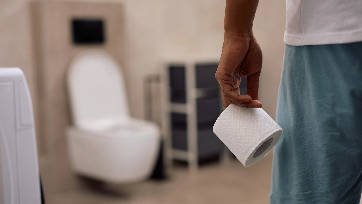 Il senso del rotolo di carta igienica: ecco perché c'è un modo "giusto" per appenderlo