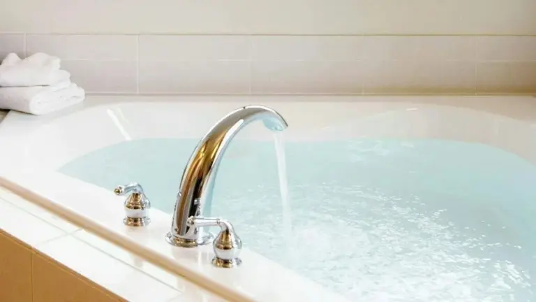 Il trucco che rivoluziona il tuo bagno: perché il tappo NON va chiuso per primo