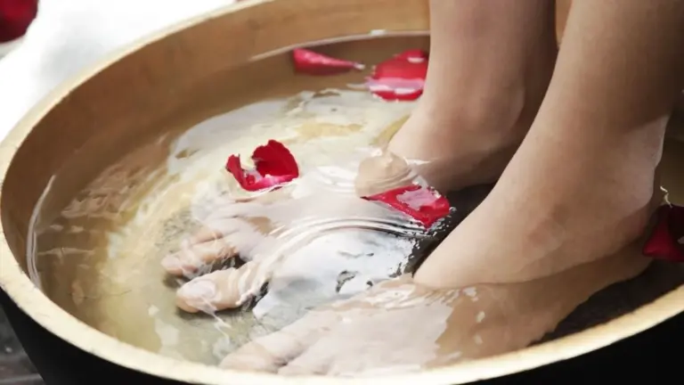 Il trucco dei pedicure che gli esperti conoscono: aceto nel pediluvio per risultati sorprendenti