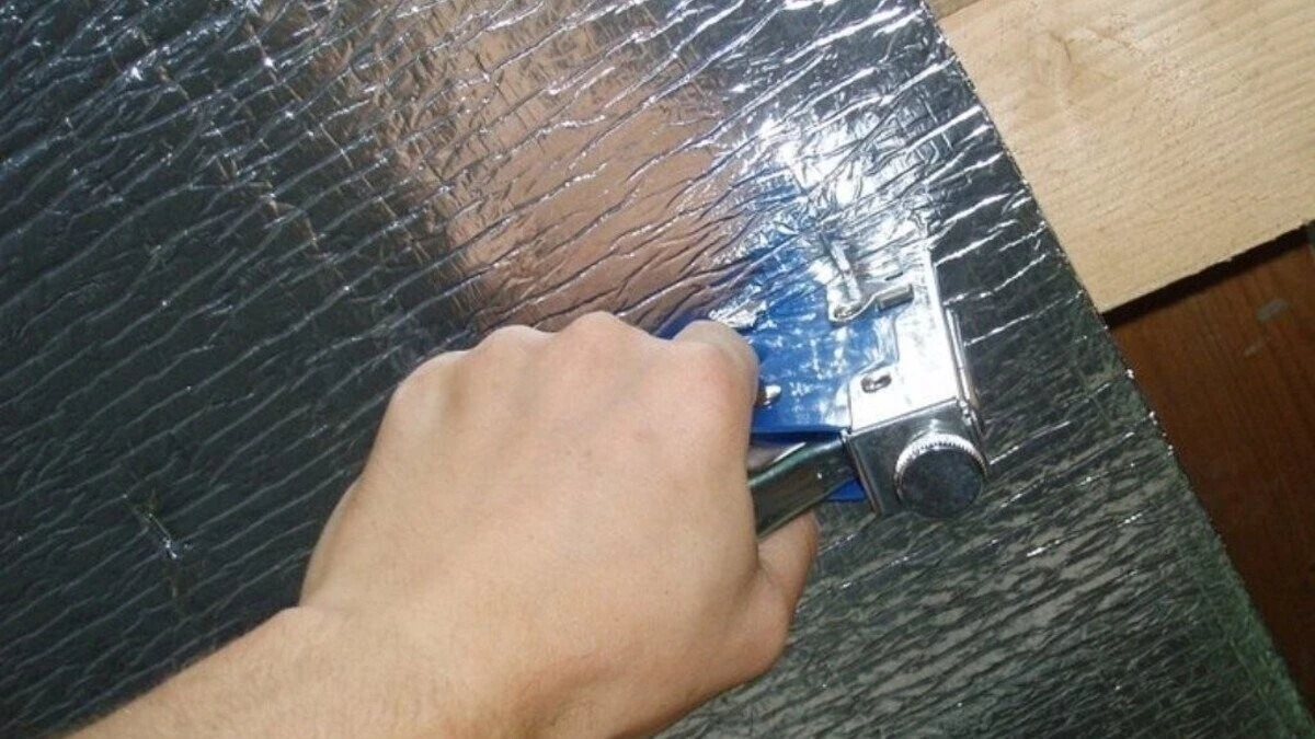 Il trucco dell'architetto: una lamina d'alluminio al muro per scoprire un problema nascosto (e risparmiare sul riscaldamento)