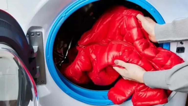 Il trucco delle palline da tennis per lavare la giacca invernale: come farla sembrare nuova