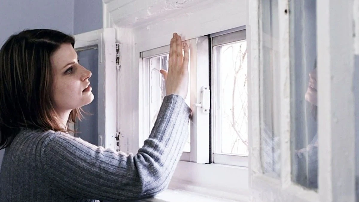 Il trucco scandinavo che blocca il freddo usando la pellicola da cucina