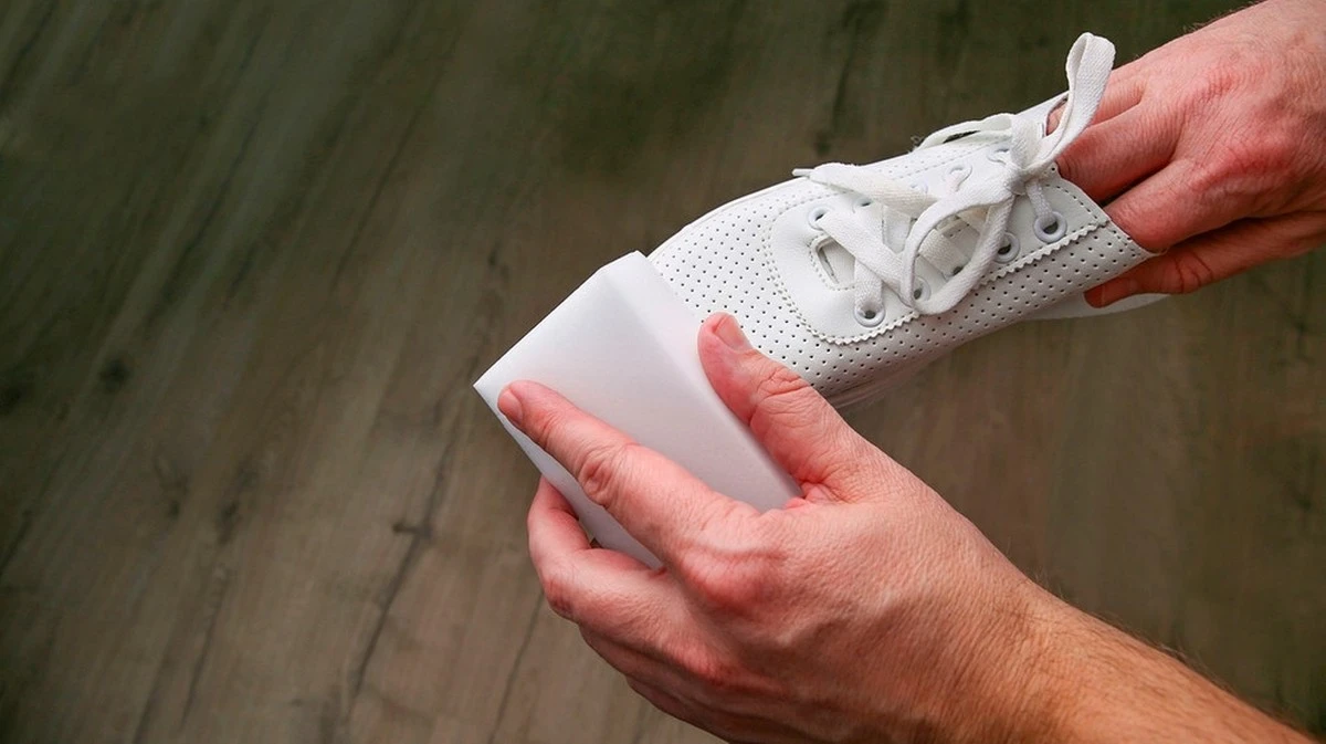 Il trucco sorprendente che ridà vita alle tue scarpe bianche (e non solo)