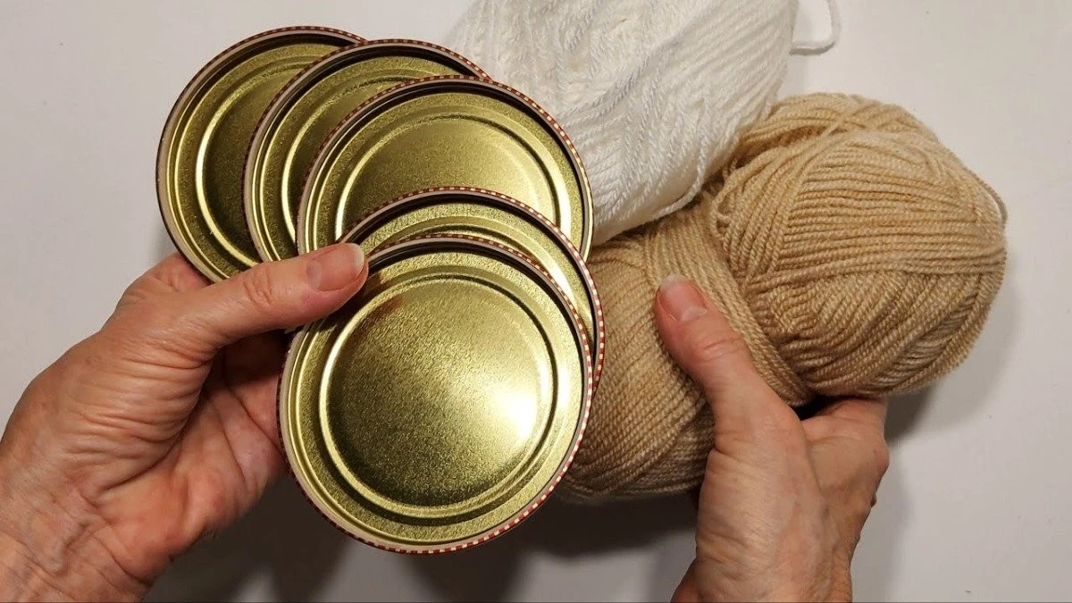 I tappi di marmellata sul balcone: l'ingegnoso trucco che salva le tue piante dagli uccelli