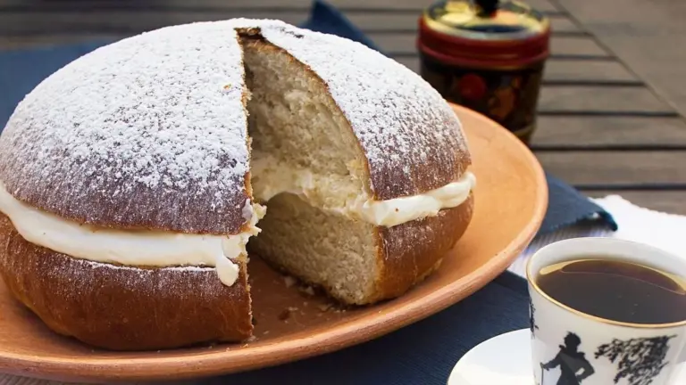 Koláč „Nevskij“: l'arte di un dolce soffice, crema vellutata e un gusto che commuove