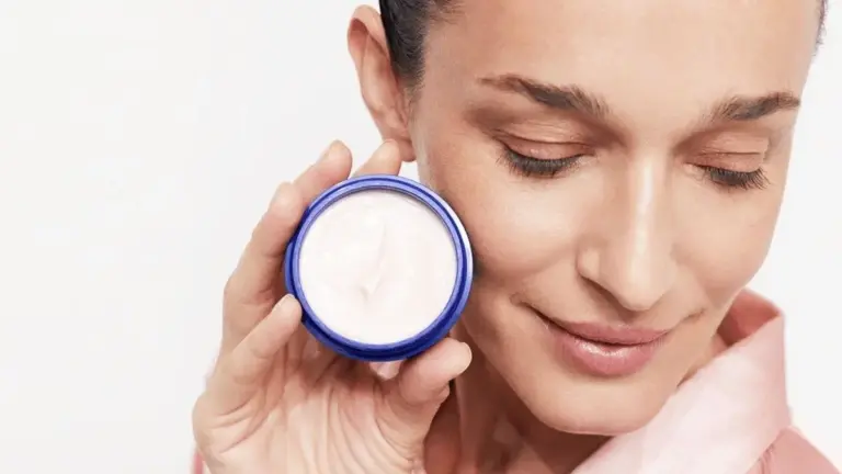 La controversia della Nivea: il dermatologo svela cosa c'è davvero sotto la celebre crema