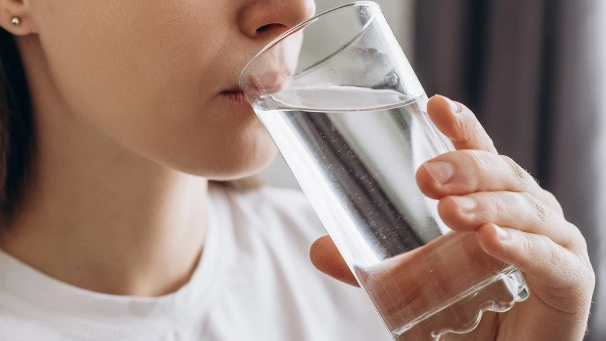 L'acqua calda a stomaco vuoto: cosa dice la scienza e non solo i dietologi