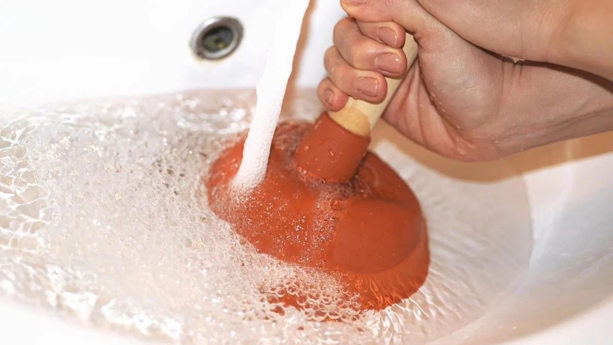 L'acqua nel lavandino non scende? Controlla SUBITO questa parte prima di chiamare l'idraulico