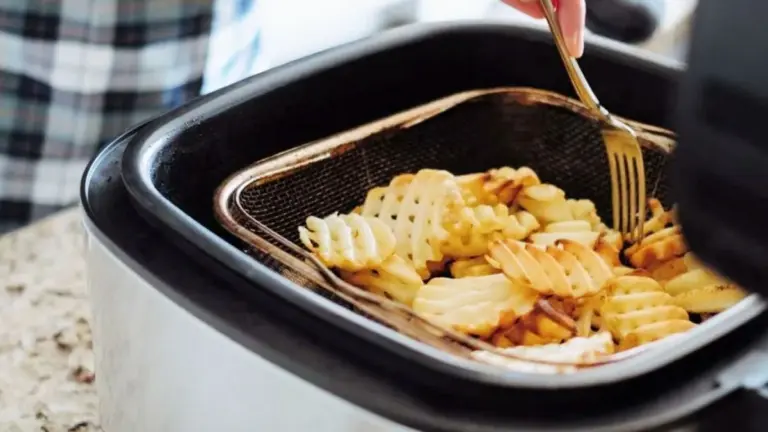 La maggior parte delle persone usa la friggitrice ad aria nel modo sbagliato: 5 errori che rovinano il cibo (e la salute)