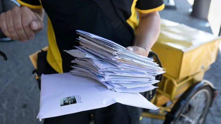 La notifica DHL in cassetta: è una truffa o solo una bufala su WhatsApp?