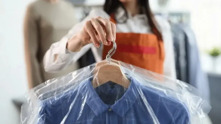 La plastica della tintoria: 3 modi per darle una seconda vita (e dire addio all'usa e getta)