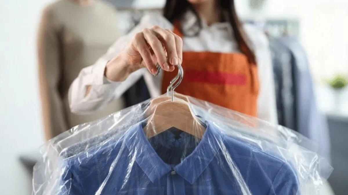 La plastica della tintoria: 3 modi per darle una seconda vita (e dire addio all'usa e getta)