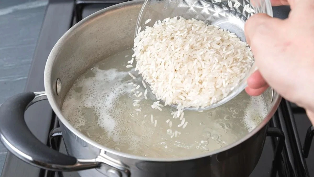 L'arte di cucinare riso perfetto sul fornello: soffice, leggero e senza errori